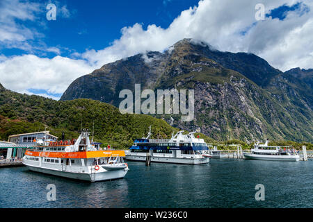 Una Crociera Milford Sound di barche, Parco Nazionale di Fiordland, Isola del Sud, Nuova Zelanda Foto Stock