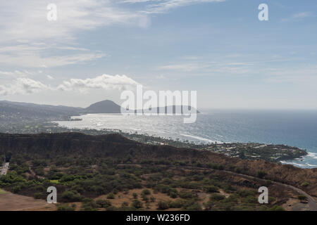 Antenna di bellissima vista panoramica dalla cima della testa di Diamante di montagna su Oahu, Hawaii Foto Stock