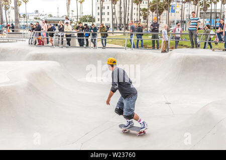 LOS ANGELES, CALIFORNIA, STATI UNITI D'America - 11 Maggio 2019: rampe in calcestruzzo e palme presso la popolare spiaggia di Venice skate park a Los Angeles in California Foto Stock