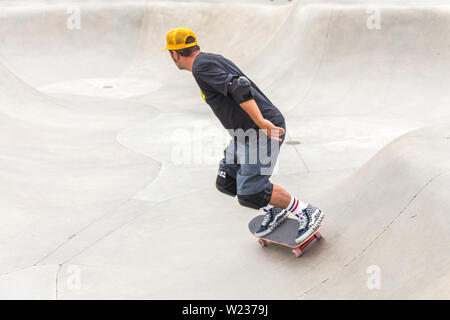 LOS ANGELES, CALIFORNIA, STATI UNITI D'America - 11 Maggio 2019: rampe in calcestruzzo e palme presso la popolare spiaggia di Venice skate park a Los Angeles in California Foto Stock