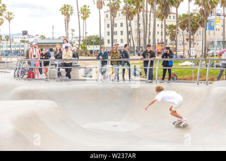 LOS ANGELES, CALIFORNIA, STATI UNITI D'America - 11 Maggio 2019: rampe in calcestruzzo e palme presso la popolare spiaggia di Venice skate park a Los Angeles in California Foto Stock