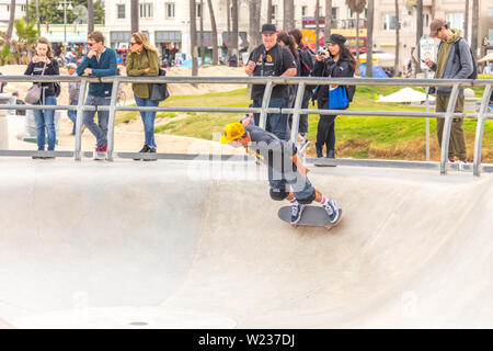 LOS ANGELES, CALIFORNIA, STATI UNITI D'America - 11 Maggio 2019: rampe in calcestruzzo e palme presso la popolare spiaggia di Venice skate park a Los Angeles in California Foto Stock