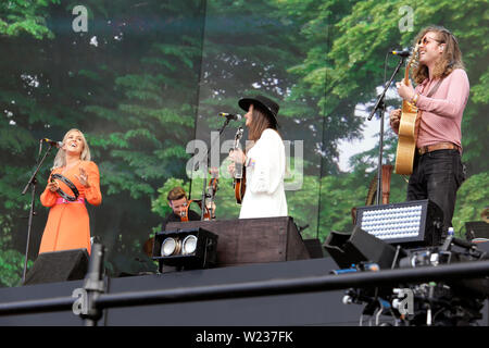 Tara Wilcox, Francesca "Scacchi" Whiffin e AJ Decano del vagabondaggio cuori eseguire sul palco come Barclaycard presente British Summer Time Hyde Park. Foto Stock