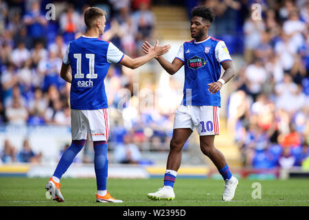 Ellis Harrison di Ipswich Town si stacca per Jack Lankester di Ipswich Town - Ipswich Town v West Ham United, Pre-Season Friendly, Portman Road, Ipswich - 28 luglio 2018. Foto Stock