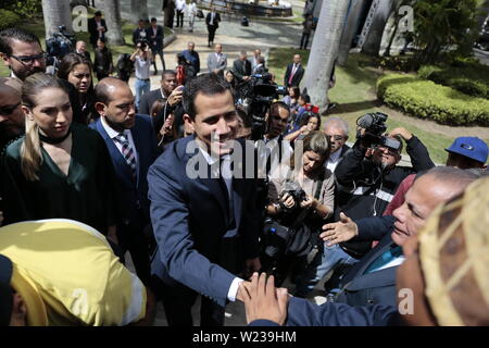 Caracas, Venezuela. 05 Luglio, 2019. Juan Guaido, auto-proclamato presidente ad interim del Venezuela, saluta i sostenitori come egli si unisce a sua moglie Fabiana Rosales (l) per un giorno di indipendenza evento all'Assemblea nazionale. Guaido ha invitato la società civile per protestare contro il governo del Capo di Stato Maduro. Venezuela commemora il 5 luglio l'indipendenza di Spagna nel 1811. Credito: Rafael Hernández/dpa/Alamy Live News Foto Stock