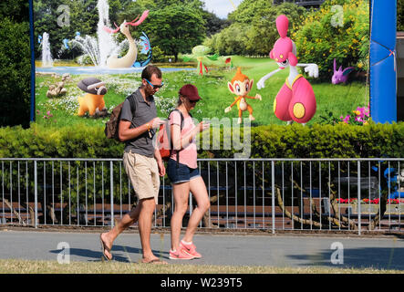 Dortmund, Germania, luglio 05, 2019: i giocatori partecipare Pokemon Go Fest a Dortmund Westfalenpark sulla luglio 05, 2019. Gioco Mobile Developer Niantic terrà quattro giorni di Pokemon Go Fest di Dortmund dal giovedì alla domenica, con migliaia di giocatori che parteciperanno all'evento - POKEMON VAI Festival im Dortmunder Westfalenpark vom 4.7. bis 7.7.2019. Dortmund, Deutschland Foto Stock