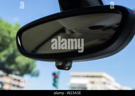 Auto specchio retrovisore closeup, vista dall'interno dell'auto - Immagine Foto Stock