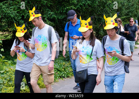 Dortmund, Germania, luglio 05, 2019: i giocatori partecipare Pokemon Go Fest a Dortmund Westfalenpark sulla luglio 05, 2019. Gioco Mobile Developer Niantic terrà quattro giorni di Pokemon Go Fest di Dortmund dal giovedì alla domenica, con migliaia di giocatori che parteciperanno all'evento - POKEMON VAI Festival im Dortmunder Westfalenpark vom 4.7. bis 7.7.2019. Dortmund, Deutschland Foto Stock