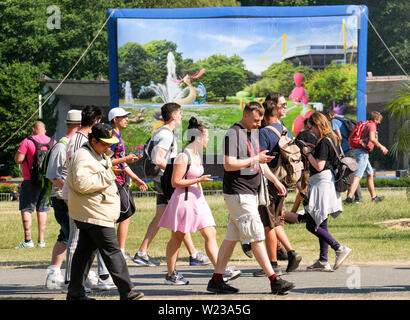 Dortmund, Germania, luglio 05, 2019: i giocatori partecipare Pokemon Go Fest a Dortmund Westfalenpark sulla luglio 05, 2019. Gioco Mobile Developer Niantic terrà quattro giorni di Pokemon Go Fest di Dortmund dal giovedì alla domenica, con migliaia di giocatori che parteciperanno all'evento - POKEMON VAI Festival im Dortmunder Westfalenpark vom 4.7. bis 7.7.2019. Dortmund, Deutschland Foto Stock