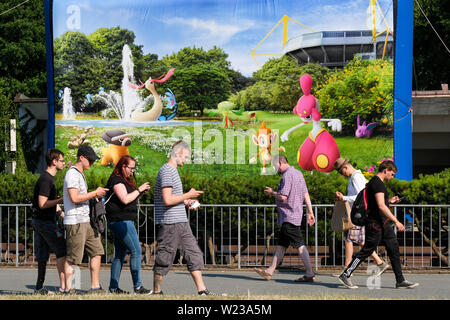 Dortmund, Germania, luglio 05, 2019: i giocatori partecipare Pokemon Go Fest a Dortmund Westfalenpark sulla luglio 05, 2019. Gioco Mobile Developer Niantic terrà quattro giorni di Pokemon Go Fest di Dortmund dal giovedì alla domenica, con migliaia di giocatori che parteciperanno all'evento - POKEMON VAI Festival im Dortmunder Westfalenpark vom 4.7. bis 7.7.2019. Dortmund, Deutschland Foto Stock