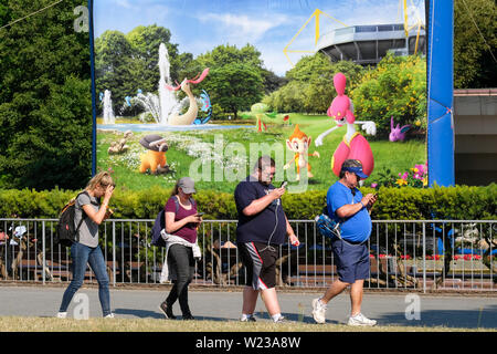 Dortmund, Germania, luglio 06, 2019: i giocatori partecipare Pokemon Go Fest a Dortmund Westfalenpark sulla luglio 05, 2019. Gioco Mobile Developer Niantic terrà quattro giorni di Pokemon Go Fest di Dortmund dal giovedì alla domenica, con migliaia di giocatori che parteciperanno all'evento - POKEMON VAI Festival im Dortmunder Westfalenpark vom 4.7. bis 7.7.2019. Dortmund, Deutschland Foto Stock