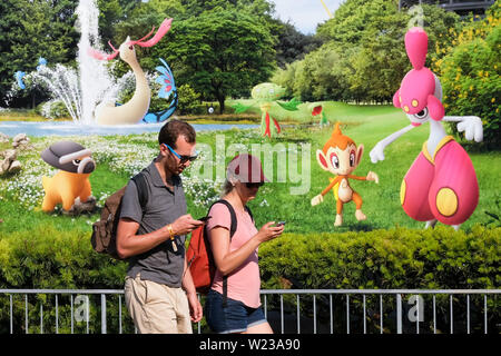 Dortmund, Germania, luglio 05, 2019: i giocatori partecipare Pokemon Go Fest a Dortmund Westfalenpark sulla luglio 05, 2019. Gioco Mobile Developer Niantic terrà quattro giorni di Pokemon Go Fest di Dortmund dal giovedì alla domenica, con migliaia di giocatori che parteciperanno all'evento - POKEMON VAI Festival im Dortmunder Westfalenpark vom 4.7. bis 7.7.2019. Dortmund, Deutschland Foto Stock