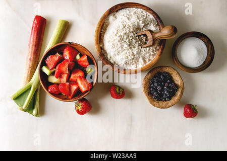 Ingredienti per la cottura della torta di frutti di bosco Foto Stock