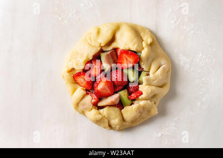 Ingredienti per la cottura della torta di frutti di bosco Foto Stock