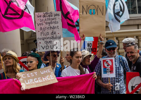 Londra, Regno Unito. Il 5 luglio 2019. Estinzione della ribellione protestare presso la sede dell' ambasciata di Francia in solidarietà con XR Francia manifestanti che sono stati brutalmente attaccati dalla polizia nel corso di una protesta pacifica su un ponte di Parigi. La polizia pepe-spruzzato le facce dei manifestanti seduti a distanza ravvicinata provocando ustioni, tirando occhiali da sole da uno a spruzzare direttamente negli occhi, e ferito alcuni trascinando con forza al di là della strada. Credito: Peter Marshall / Alamy Live News Foto Stock