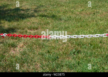 Rosso e bianco della catena in plastica che vieta il parcheggio closeup - Immagine Foto Stock