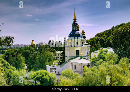 Cupola blu con una croce dorata e stelle dorate, chiesa ortodossa a Kiev in Ucraina, Foto Stock