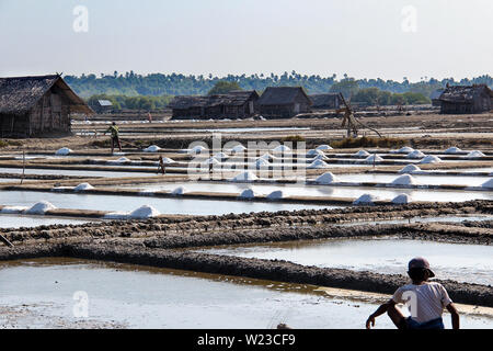 Tradizionale allevamento di sale in prossimità dell'oceano nel Borneo, Indonesia. Foto Stock