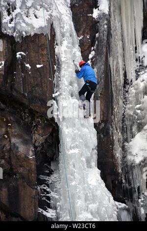 Scalatore di ghiaccio sulla ghiacciata cascata di Boyana nel Monte Vitosha Foto Stock