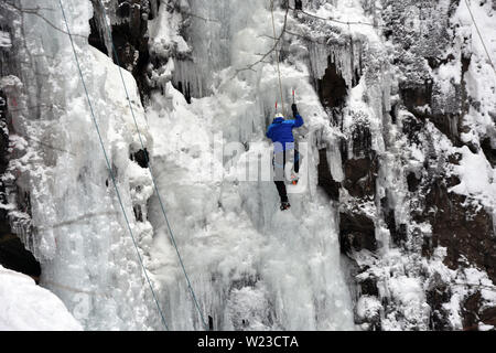 Scalatore di ghiaccio sulla ghiacciata cascata di Boyana nel Monte Vitosha Foto Stock