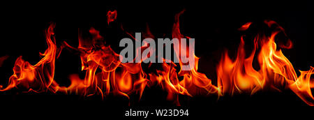 Fiamme di fuoco sull'arte astratta Sfondo Nero Burning red hot scintille salire, Fiery orange incandescente particelle volanti Foto Stock