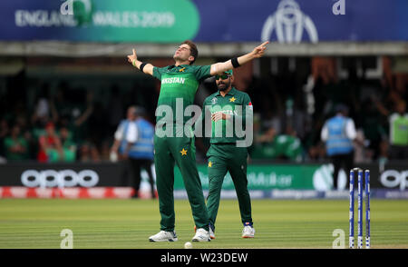 Shaheen Shah Afridi in Pakistan festeggia il lancio di Mustafizur Rahman in Bangladesh durante la partita di gruppo della Coppa del mondo di cricket ICC a Lord's, Londra. Foto Stock