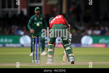 Bangladesh Mustafizur Rahman è colpiti dal Pakistan Shaheen Shah Afridi durante l'ICC Cricket World Cup group stage corrispondono a Lord's, Londra. Foto Stock