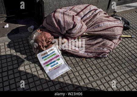 4 luglio 2019 - Buenos Aires, capitale federale, Argetina - cinque persone senzatetto hanno perso la vita a causa di una ondata di freddo che interessa una parte grande dell'Argentina con caduta di neve, vento gelido e temperature sotto zero in almeno quindici di del paese 24 province..Il Ministro dello sviluppo umano e Habitat della città di Bueno Aires, Guadalupe Tagliaferri, detto che 1146 persone vivono per le strade e più di 40 team stanno lavorando sulle strade per aiutare le persone senza tetto..L'organizzazione non governativa Red Solidaria ha annunciato che cinque persone senza tetto sono morti in due settimane..l'Ri Foto Stock