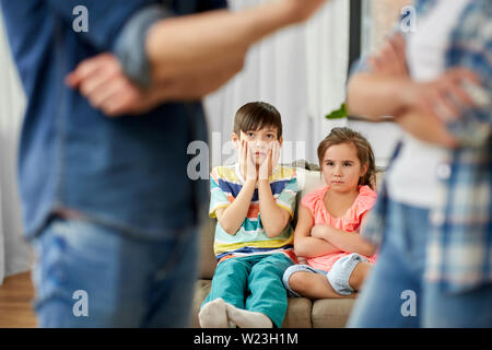I bambini a guardare i loro genitori quarreling a casa Foto Stock
