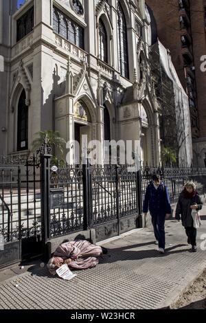 Buenos Aires, capitale federale, Argetina. 4 Luglio, 2019. Cinque persone senzatetto hanno perso la vita a causa di una ondata di freddo che interessa una parte grande dell'Argentina con caduta di neve, vento gelido e temperature sotto zero in almeno quindici di del paese 24 province.Il Ministro dello sviluppo umano e Habitat della città di Bueno Aires, Guadalupe Tagliaferri, detto che 1146 persone vivono per le strade e più di 40 team stanno lavorando sulle strade per aiutare le persone senza tetto.L organizzazione non governativa Red Solidaria ha annunciato che cinque persone senza tetto sono morti in due settimane.Il Ri Foto Stock