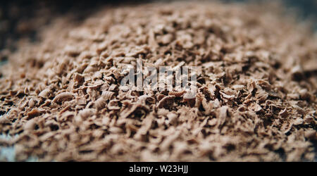 Dettaglio del cioccolato grattugiato bar su una piastra nera Foto Stock