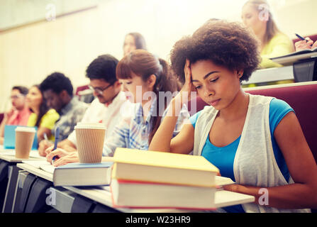 Gruppo di studenti con caffè iscritto sulla lezione Foto Stock