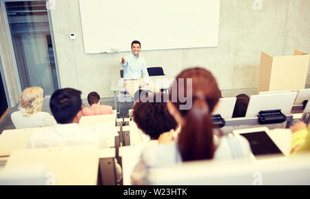 Gruppo di studenti e docenti a lezione Foto Stock