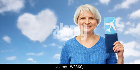 Senior donna con passaporto e biglietto aereo Foto Stock