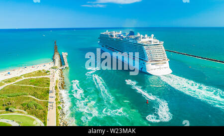 La nave di crociera Norwegian Bliss ingresso oceano Atlantico. Miami Beach. Florida. Stati Uniti d'America. Foto Stock