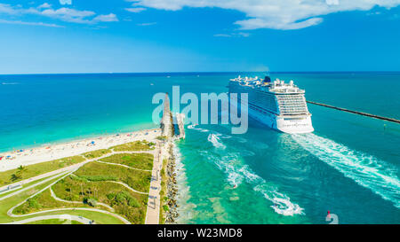 La nave di crociera Norwegian Bliss ingresso oceano Atlantico. Miami Beach. Florida. Stati Uniti d'America. Foto Stock