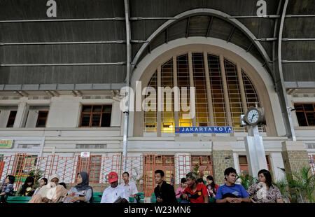 Jakarta, dki jakarta/INDONESIA - Maggio 05, 2010: persone in attesa nel piazzale della Stazione Ferroviaria Kota Foto Stock