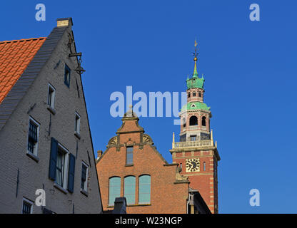 Leer, niedersachsen/GERMANIA - giugno 11, 2013: la torre del municipio e il frontone di un magazzino storico nel centro storico di leer Foto Stock