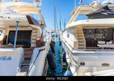 Aprile 29, 2019. Marina Zeas al Pireo, in Grecia. Ormeggiati lussuosi yacht con piloni, in contrasto al blu mare calmo. La riflessione di barche, sfondo cielo, cl Foto Stock
