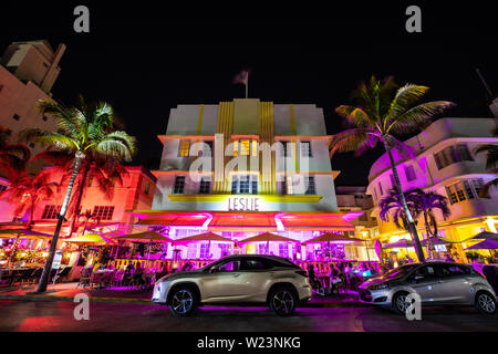 Vista notturna di Street Ocean Drive, edificio Art Deco e alberghi. Foto Stock