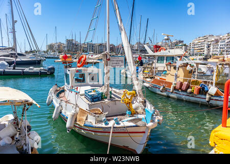 Aprile 29, 2019. Marina Zeas al Pireo, in Grecia. Ormeggiati pescherecci con piloni in mare. Città e sullo sfondo del cielo. Foto Stock