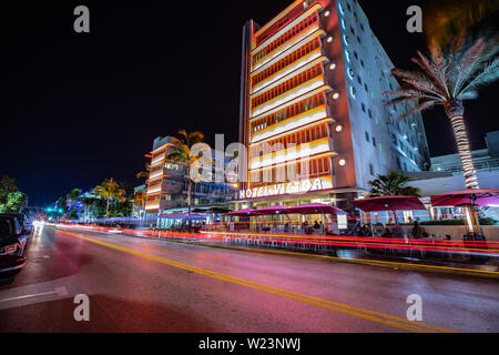 Vista notturna di Street Ocean Drive, edificio Art Deco e alberghi. Foto Stock