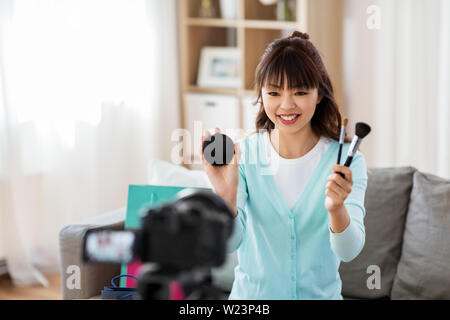 Bellezza femminile blogger rendendo il video sui compongono Foto Stock