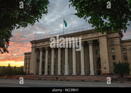 Costruzione di Kazakh-British Università Tecnica/Almaty, Kazakhstan - Giugno 5, 2017; Piazza Vecchia al tramonto Foto Stock