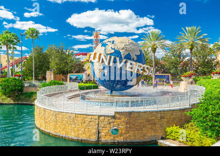 Il famoso Globo universale per gli Universal Studios Florida theme park. Vista notturna. Universal a piedi. Florida. Orlando. Stati Uniti d'America. Foto Stock