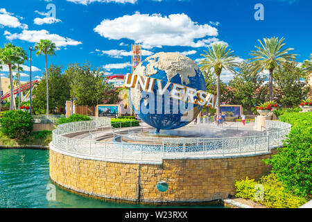 Il famoso Globo universale per gli Universal Studios Florida theme park. Vista notturna. Universal a piedi. Florida. Orlando. Stati Uniti d'America. Foto Stock