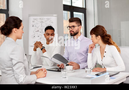 Reclutatori avente il colloquio di lavoro con il dipendente Foto Stock