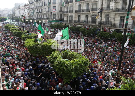 Algeri, Algeria. 05 Luglio, 2019. Gli algerini tenere le bandiere nazionali e placrds come prendere parte a una chiamata di marzo per la partenza del regime algerino coincidente con l'indipendenza algerina giornata presso la capitale strade. Gli algerini sono scesi in piazza per contrassegnare il giorno che cade quest anno il Venerdì che aveva testimoniato la loro settimanale proteste contro le figure del vecchio regime in quanto la partenza dell'ex presidente Abdelaziz Credito: dpa picture alliance/Alamy Live News Foto Stock