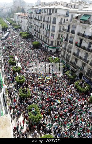 Algeri, Algeria. 05 Luglio, 2019. Gli algerini tenere le bandiere nazionali e placrds come prendere parte a una chiamata di marzo per la partenza del regime algerino coincidente con l'indipendenza algerina giornata presso la capitale strade. Gli algerini sono scesi in piazza per contrassegnare il giorno che cade quest anno il Venerdì che aveva testimoniato la loro settimanale proteste contro le figure del vecchio regime in quanto la partenza dell'ex presidente Abdelaziz Credito: dpa picture alliance/Alamy Live News Foto Stock