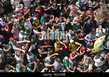 Algeri, Algeria. 05 Luglio, 2019. Gli algerini tenere le bandiere nazionali e placrds come prendere parte a una chiamata di marzo per la partenza del regime algerino coincidente con l'indipendenza algerina giornata presso la capitale strade. Gli algerini sono scesi in piazza per contrassegnare il giorno che cade quest anno il Venerdì che aveva testimoniato la loro settimanale proteste contro le figure del vecchio regime in quanto la partenza dell'ex presidente Abdelaziz Credito: dpa picture alliance/Alamy Live News Foto Stock